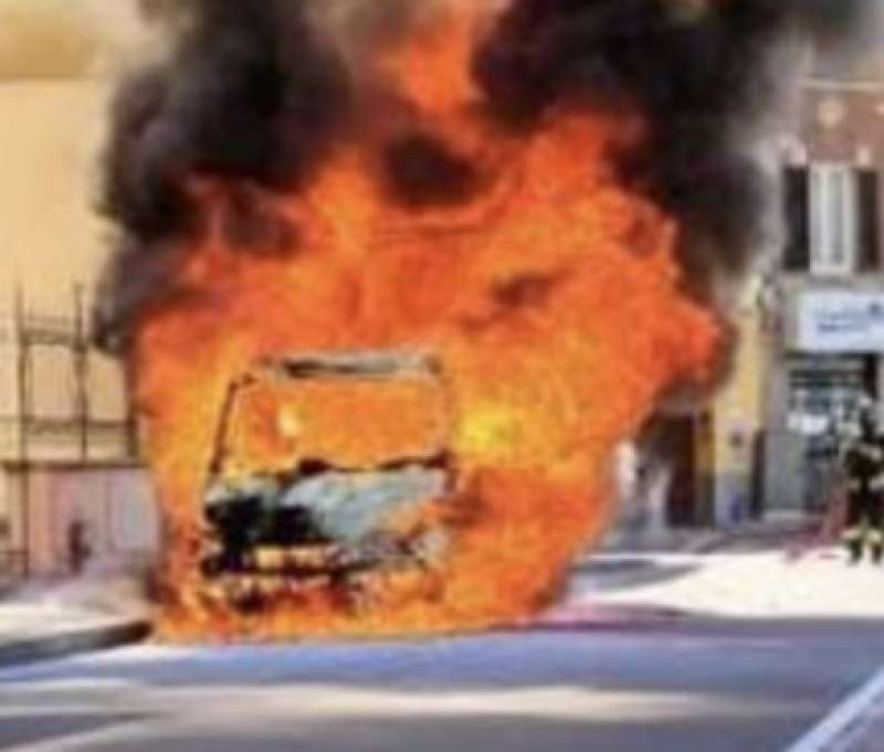 furgone in fiamme 2