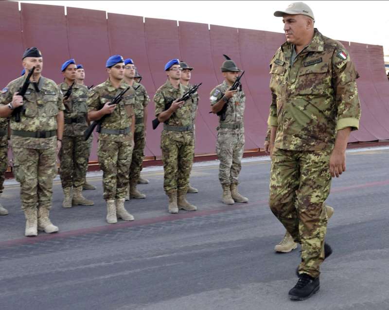 Guido Crosetto in visita ai militari italiani ad Herat in Afghanistan nel 2010