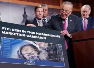 i senatori democratici contro la campagna per il fucile per bambini