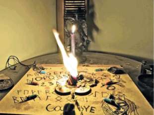 il tavolo per le sedute spiritiche trovato a casa delle due donne morte a monte mario