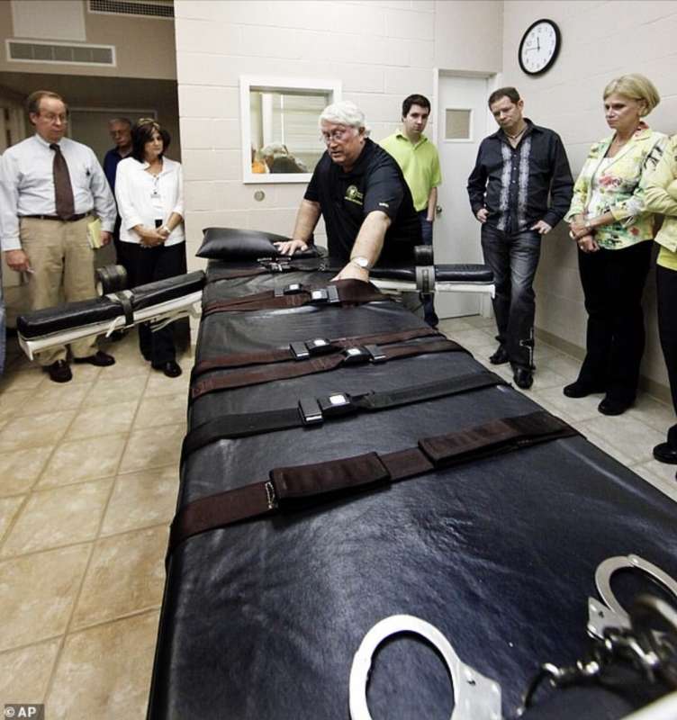 in questa foto del 18 settembre 2009, il direttore del penitenziario di stato della louisiana, burl cain, parla della barella utilizzata per le iniezioni letali.