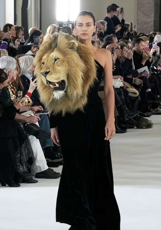irina shayk con testa di leone per schiaparelli
