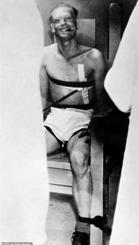 jack sullivan viene visto sorridere e fumare un sigaro pochi istanti prima di esalare l'ultimo respiro nella camera a gas della prigione di stato il 17 maggio 1936 a florence, arizona.