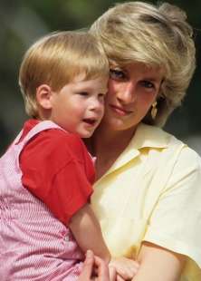 lady d con il principe harry bambino