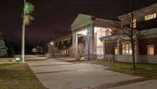 Minnechaug Regional High School con le luci accese