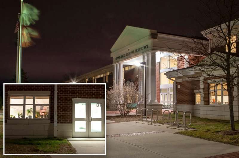Minnechaug Regional High School con le luci accese