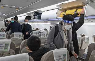 passeggeri con la mascherina a shanghai