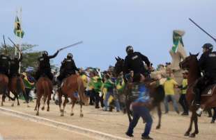 polizia a cavallo aggredita dai supporter di bolsonaro
