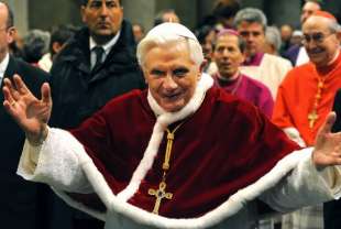 Ratzinger look: con mozzetta rossa