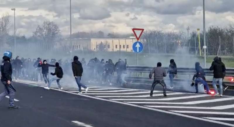 scontri tra tifosi del napoli e roma in autostrada 1