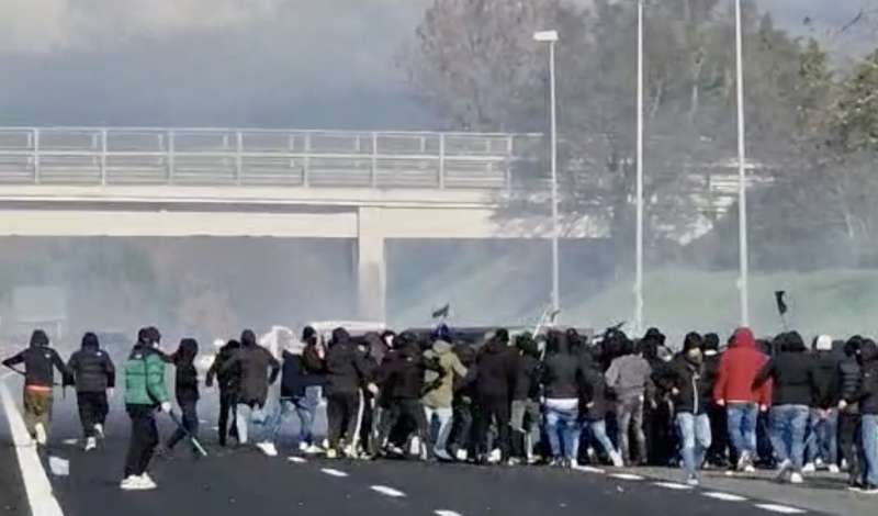 scontri tra tifosi del napoli e roma in autostrada 10