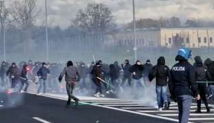 scontri tra tifosi del napoli e roma in autostrada 2