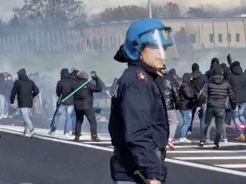 scontri tra tifosi del napoli e roma in autostrada 4