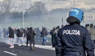 scontri tra tifosi del napoli e roma in autostrada 5