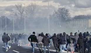 scontri tra tifosi del napoli e roma in autostrada 6