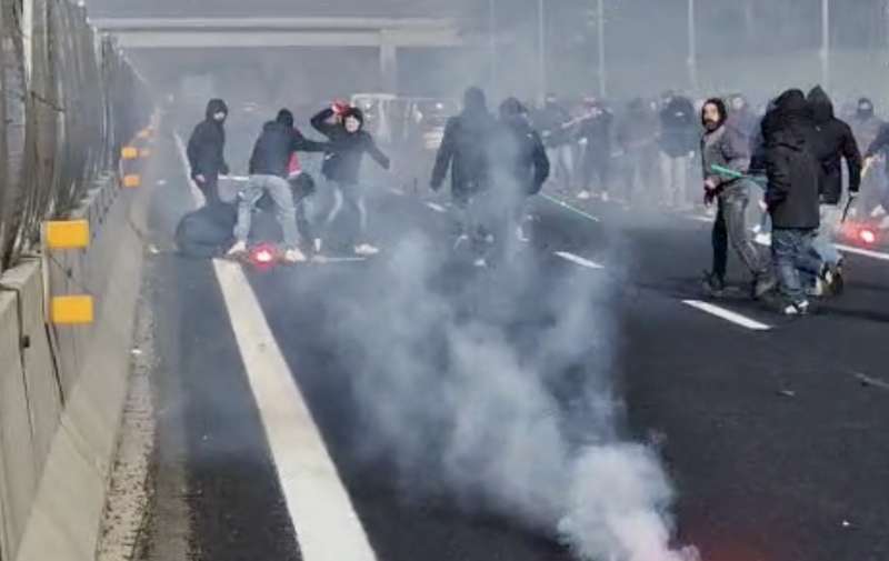 scontri tra tifosi del napoli e roma in autostrada 7