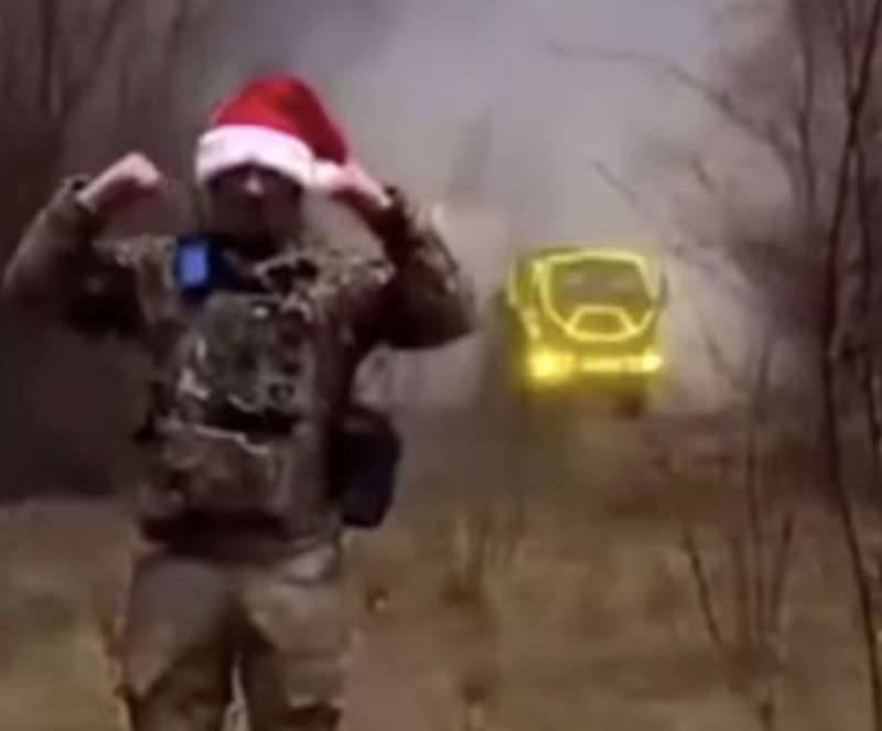soldato ucraino con il cappello di babbo natale lancia un missile himars