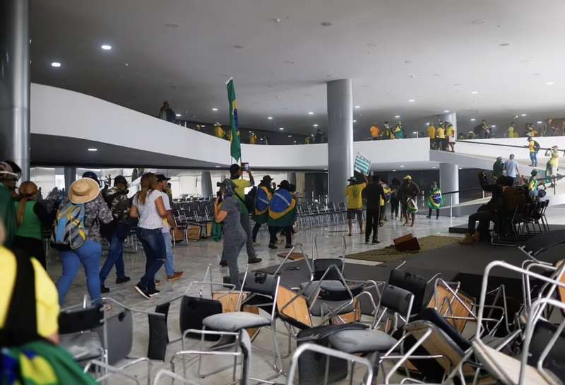 supporter di bolsonaro assaltano al congresso a brasilia 1