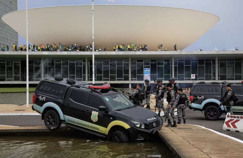 supporter di bolsonaro assaltano al congresso a brasilia 4