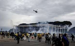 supporter di bolsonaro assaltano al congresso a brasilia 5