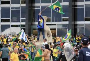 supporter di bolsonaro assaltano al congresso a brasilia 6