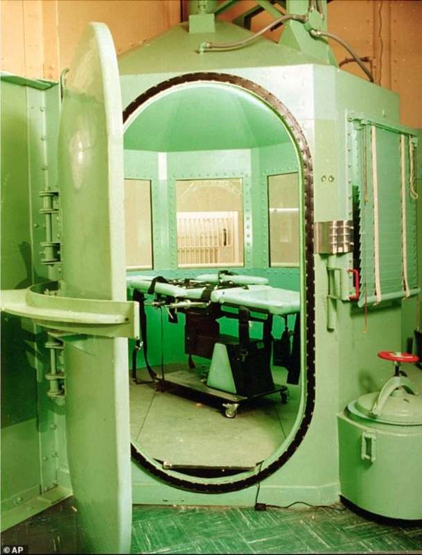 una fotografia del dipartimento di correzione della california, scattata nel 1996, mostra l'ingresso della camera di esecuzione e il tavolo per l'iniezione letale nel carcere californiano di san quent