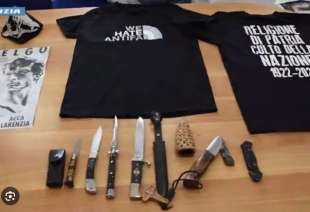 coltelli sequestrati a militanti di casapound a napoli