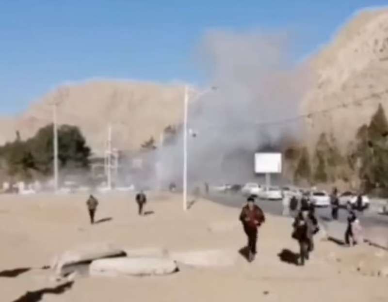 esplosioni vicino alla tomba di qassem soleimani a kerman, in iran