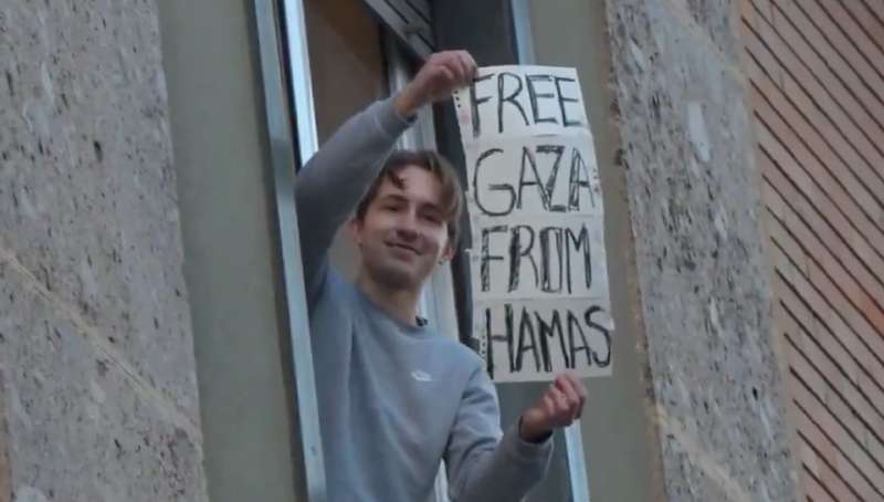 FREE GAZA FROM HAMAS - RAGAZZO ALLA FINESTRA SFIDA I MANIFESTANTI FILO-PALESTINESI A MILANO