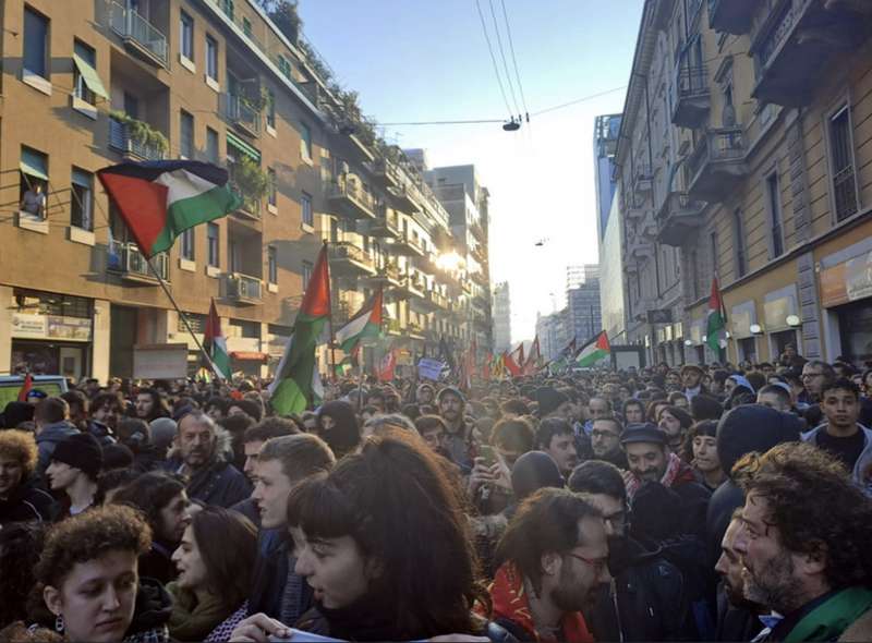 manifestazione pro palestina nel giorno della memoria a milano