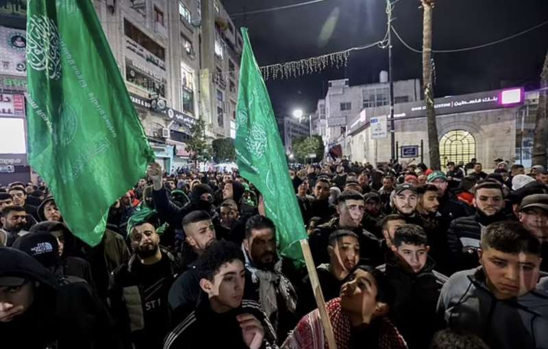 proteste a ramallah dopo l uccisione di saleh al arouri