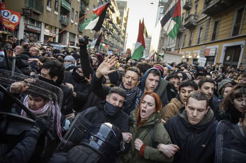 scontri con la polizia alla manifestazione pro palestina milano 4