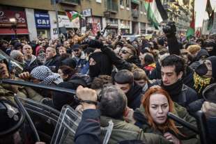 scontri con la polizia alla manifestazione pro palestina milano 5