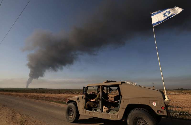 truppe israeliane al confine con la striscia di gaza