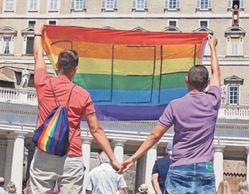 una coppia gay in piazza san pietro
