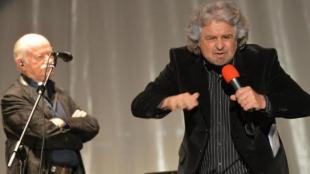 Beppe Grillo sul palco insieme a Gino Paoli