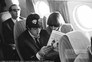 paul mccartney legge un giornale in volo