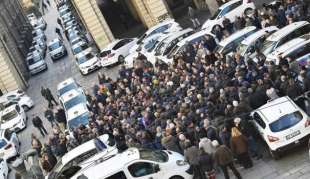 tassisti romani protestano sotto al senato