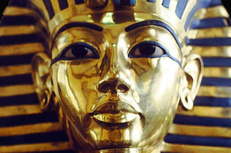 Сокровища фараона москва. Погребальная маска Нефертити. Тутанхамон. Золотая маска фараона Меренра II. Тутанхамон погребальная маска.