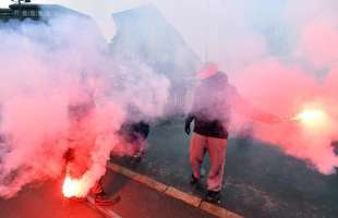 scontri tra polizia e anti fascisti a milano 4