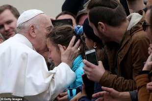 papa francesco bacia una bambina