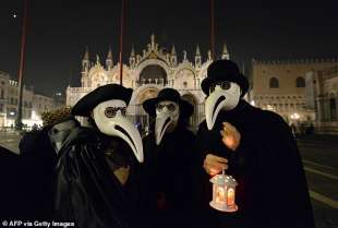 persone vestite come i medici della peste a venezia