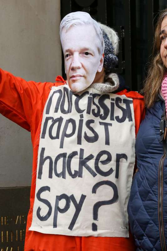 proteste a londra contro l'estradizione di julian assange 14