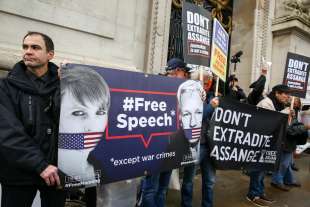 proteste a londra contro l'estradizione di julian assange 3