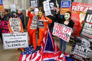 proteste a londra contro l'estradizione di julian assange 4