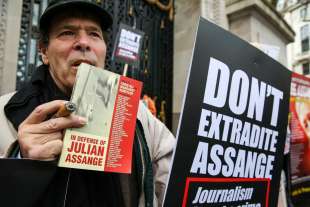 proteste a londra contro l'estradizione di julian assange 5