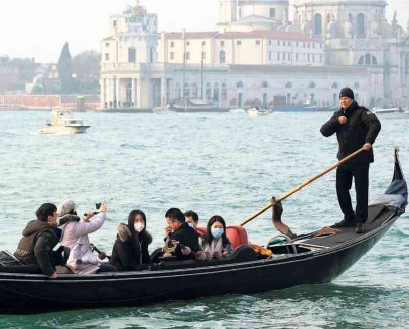 turisti cinesi con la mascherina a venezia
