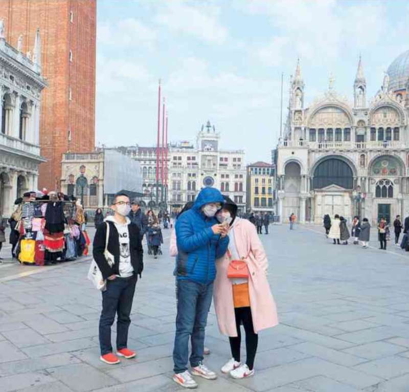 turisti cinesi con la mascherina a venezia 2