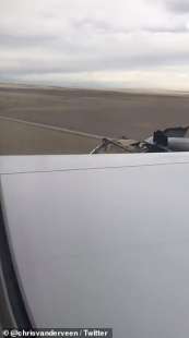 atterraggio boeing 777 united airlines con motore in fiamme 1