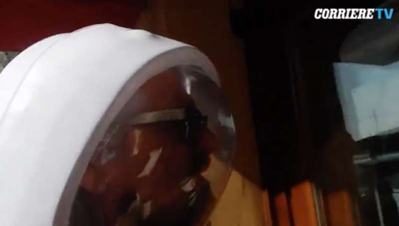 beppe grillo con casco da astronauta al vertice m5s 3